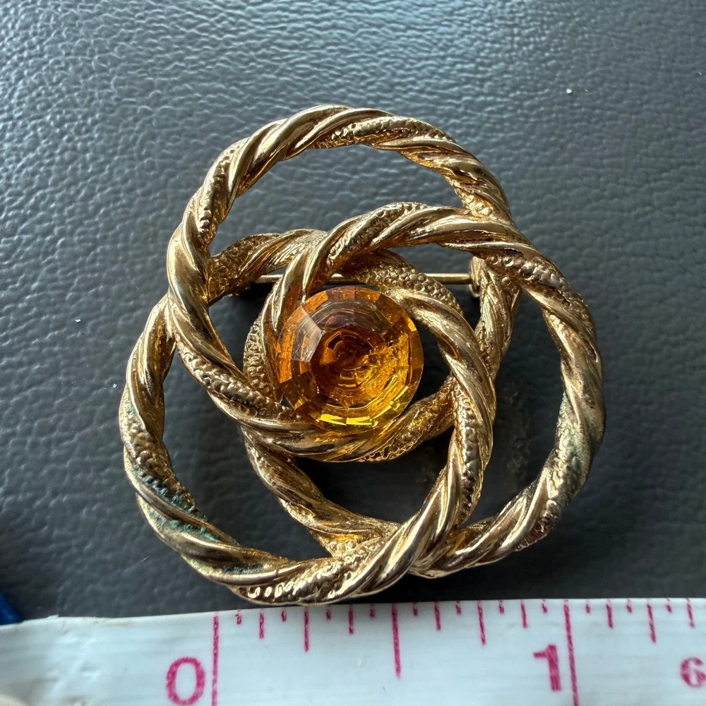 Vintage Sarah Coventry Gold Tone Interlocking Hoop Brooch Amber Rhinestone SC